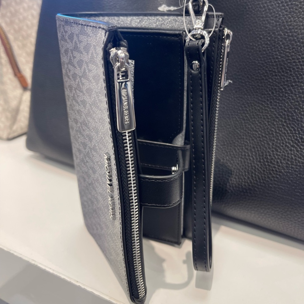 MICHAEL KORS Jet Set Lg Ombré Signature Logo Double Zip Wristlet Wallet 
Black - Picture 12 of 16